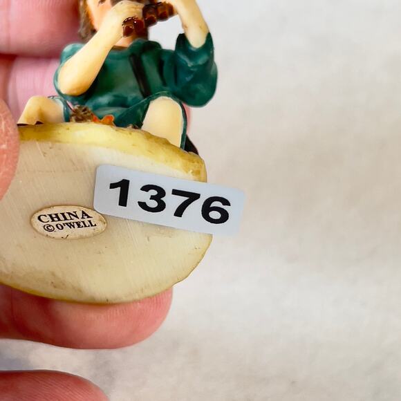 Grandeur Noel 2001 Bethlehem Village Man w/ Campfire O'Well Porcelain Resin - Picture 10 of 10